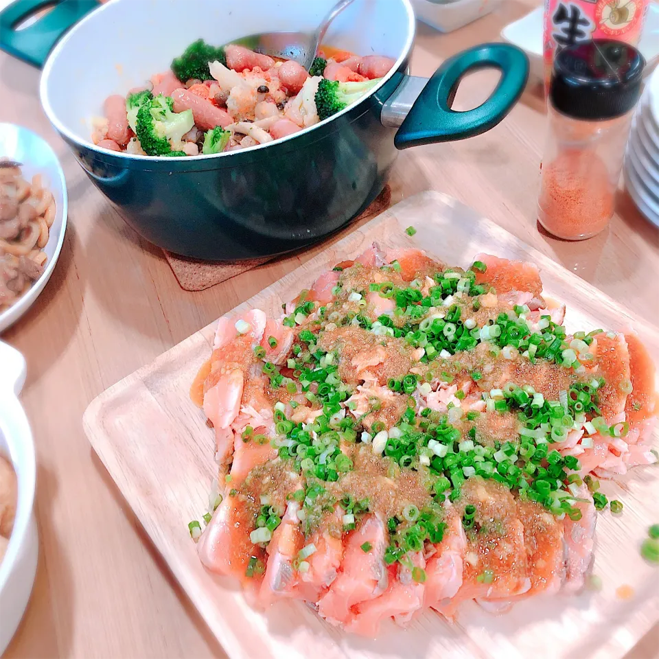 おうちごはんᐠ ♥︎ ᐟ炙りサーモンにんにくポン酢がけ＆アヒージョ風おかず|ぁゃ🍃さん