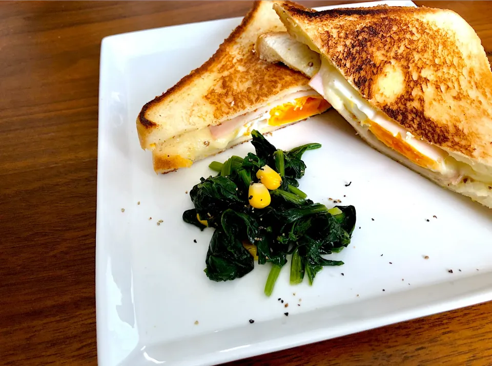 ⭐️5.3休日☀️朝ご飯⭐️フライパンで！ハムチーズのホットサンド♪|さとみさん