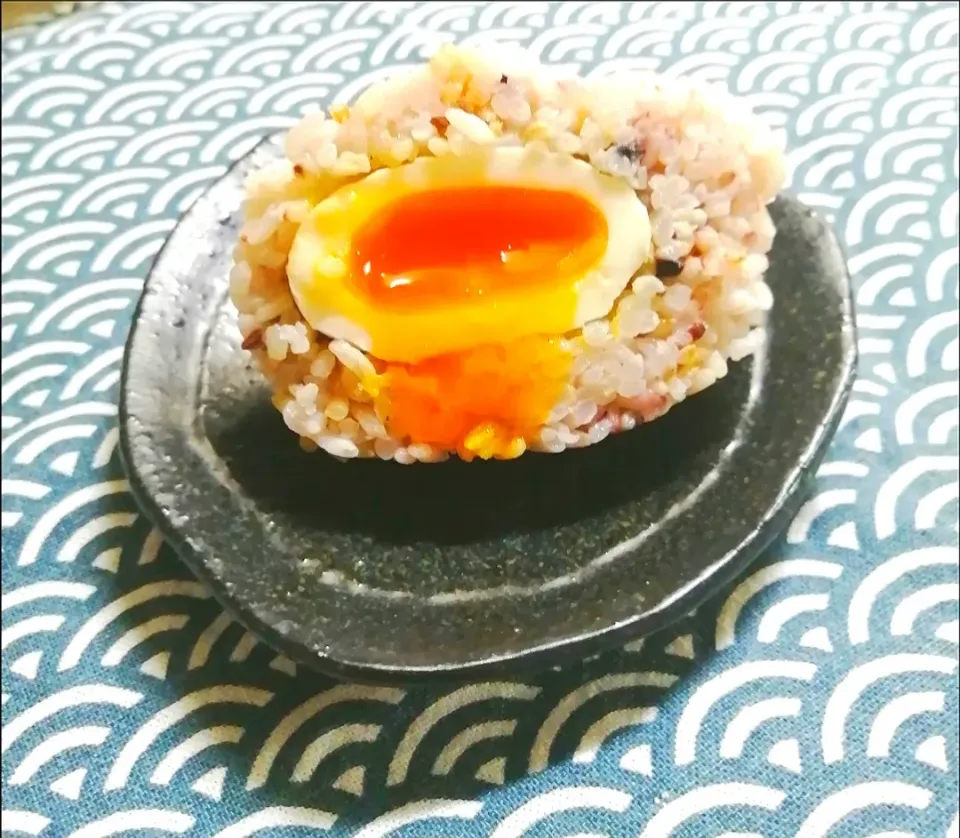 Snapdishの料理写真:半熟卵のおにぎり🍙|sunnyさん