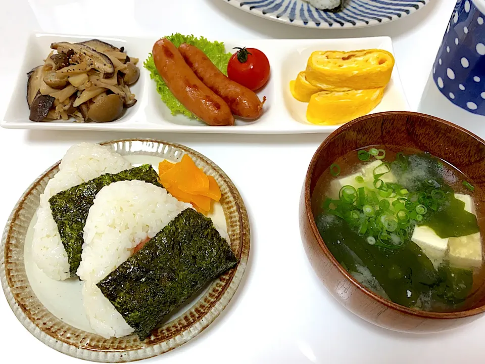 おにぎり　きのこソテー　ウインナー　卵焼き　豆腐とワカメの味噌汁|momococoさん