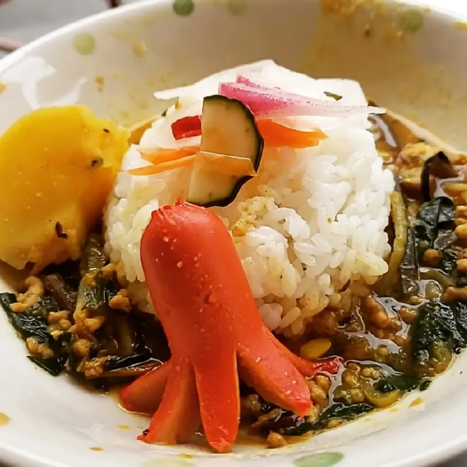 ほうれん草と椎茸とじゃがいものポークキーマカレーinタコさんウインナー🐙|ふじわらたくやさん