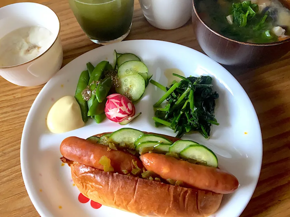 朝食兼昼食😄いつものホットドッグ🌭味噌汁|「蘭」さん