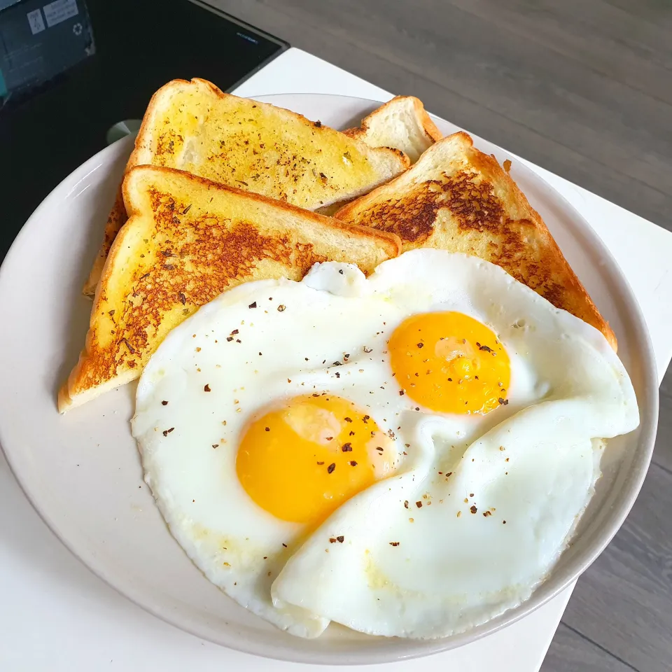 Sunday Lazy Breakfast 
Garlic bread & Eggs|🌷lynnlicious🌷さん