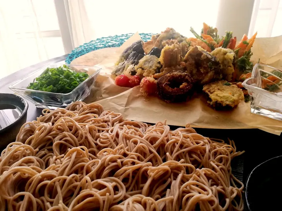 Snapdishの料理写真:今日のブランチは天ぷら蕎麦

畑から取立てのお野菜を送ってもらったので、天ぷらにしていただきました。
あまくて美味しいお野菜　ごちそうさまでした❤️|渡辺良絵さん