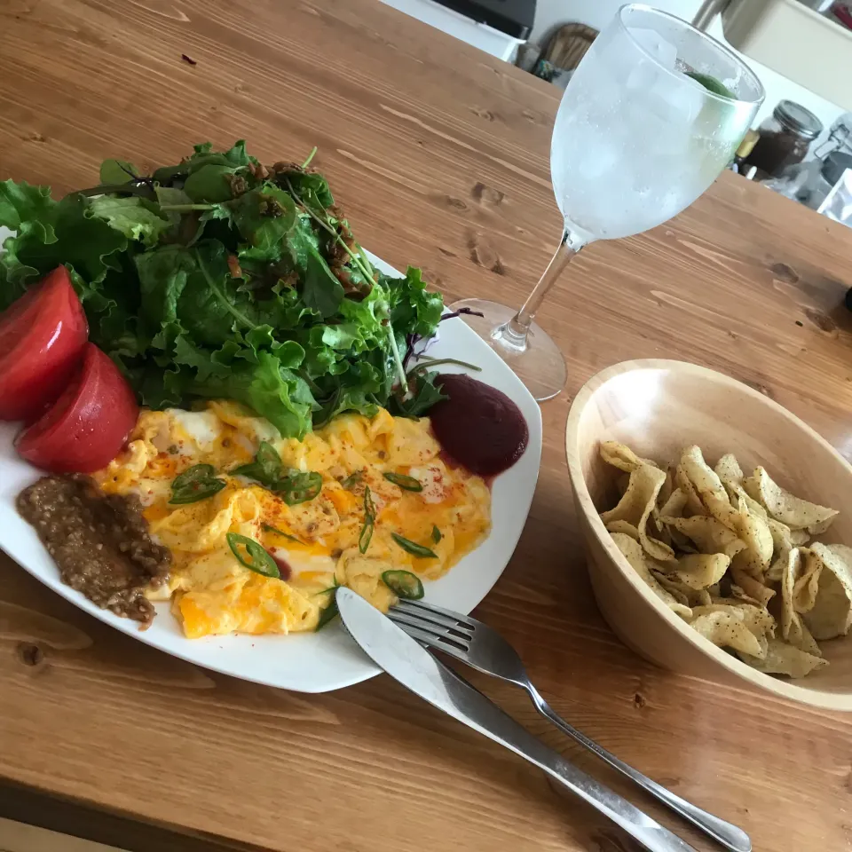 Snapdishの料理写真:スクランブルエッグ🥚とポテチ🥔|ノブさん