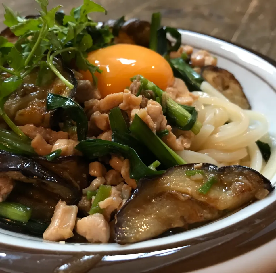 もっちぃさんの料理 素揚げ茄子とピリ辛そぼろのぶっかけうどん|koji toyodaさん