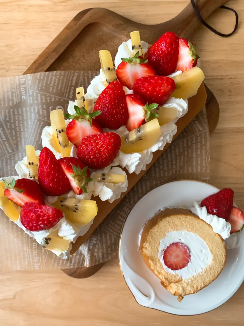 いちごロールケーキ🍓|ほかほかぱんさん