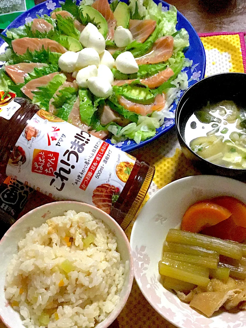 ふきの炊き込みご飯　ふきと揚げと人参の煮物　サーモンとアボカド🥑のカルパッチョチーズつき　味噌汁|掛谷節子さん