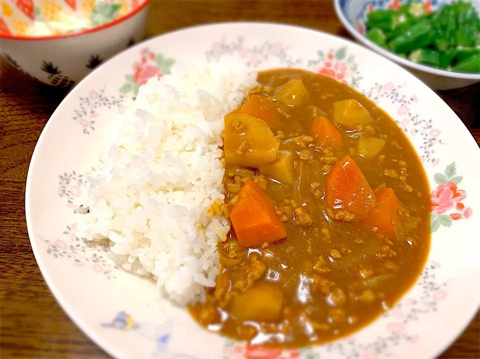 カレーライス、笹かまと絹さやのマヨ和え、茹でオクラ|なちゃむさん