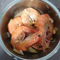 Snapdishの料理写真:Prawn steamed with lemongrass and lemon 😋|Goh Chin Yeeさん