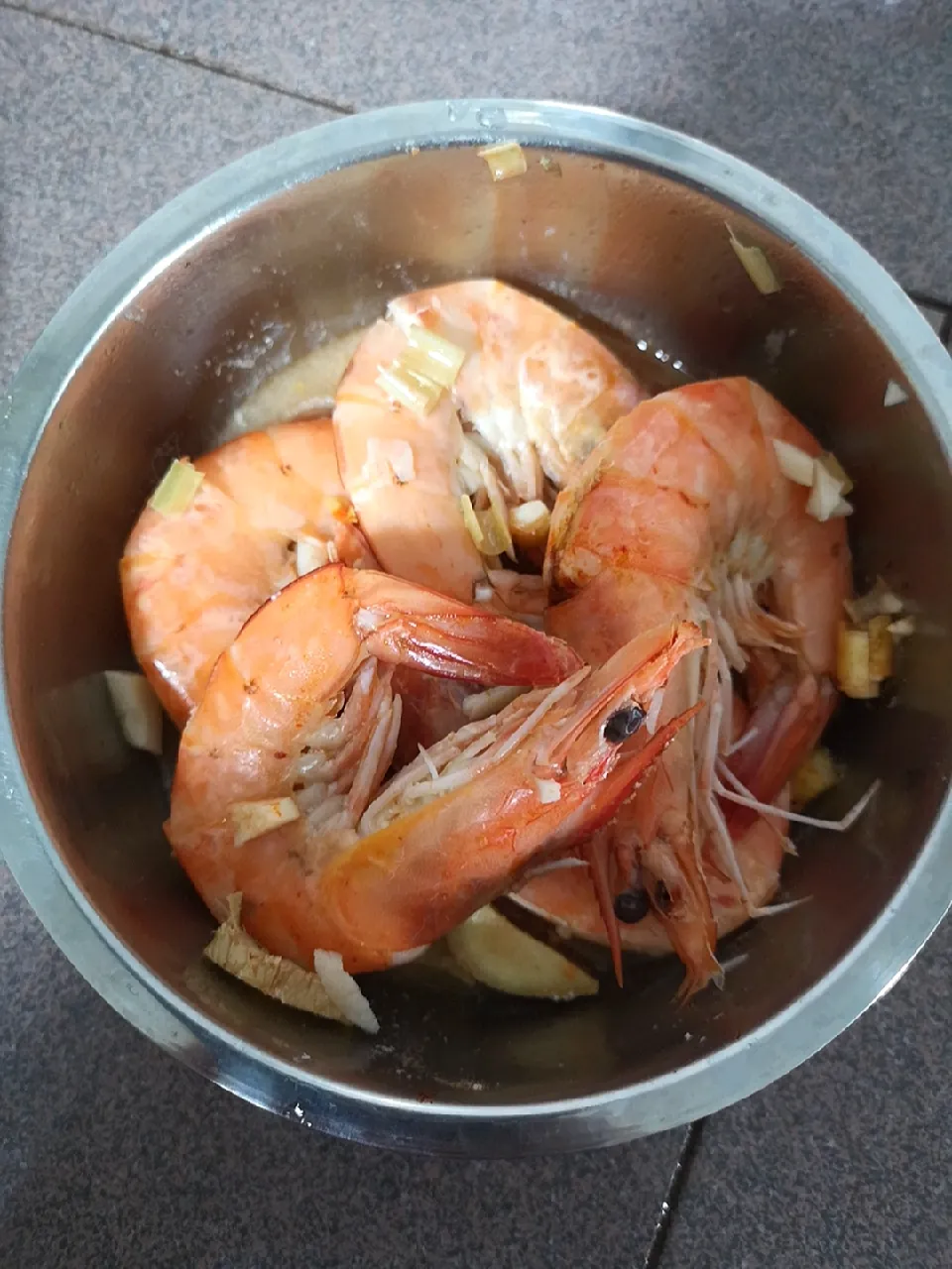 Snapdishの料理写真:Prawn steamed with lemongrass and lemon 😋|Goh Chin Yeeさん