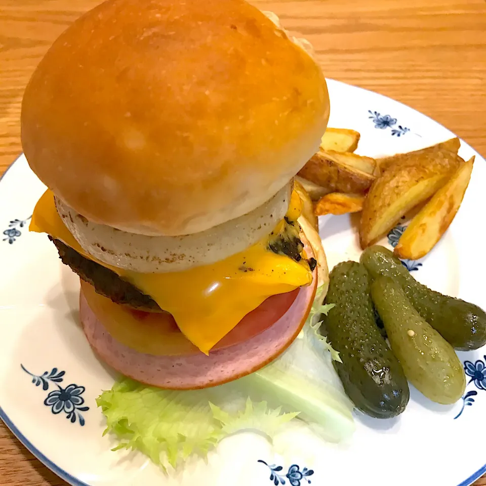 Snapdishの料理写真:ハンバーガー🍔|Yumiさん