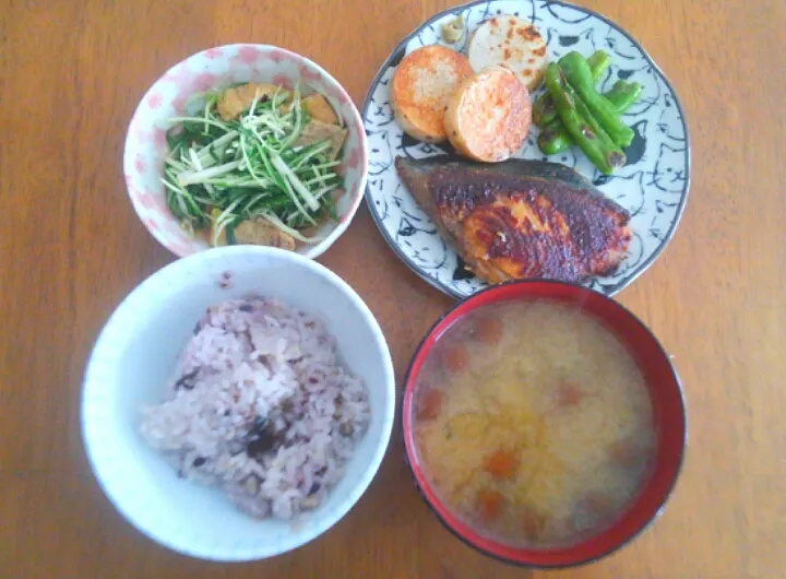 ４月２４日　鰤の塩焼き　山芋焼き　ししとう　水菜と油揚げのお浸し　なめことわかめのお味噌汁|いもこ。さん