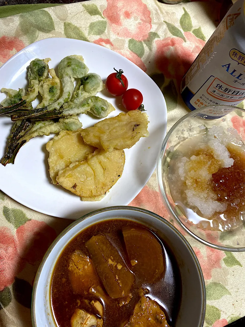 Snapdishの料理写真:今日のシンプル晩ごはん。こごみとたけのこの天ぷら、ぶり大根。ノンアルコールビール。|くのっちさん