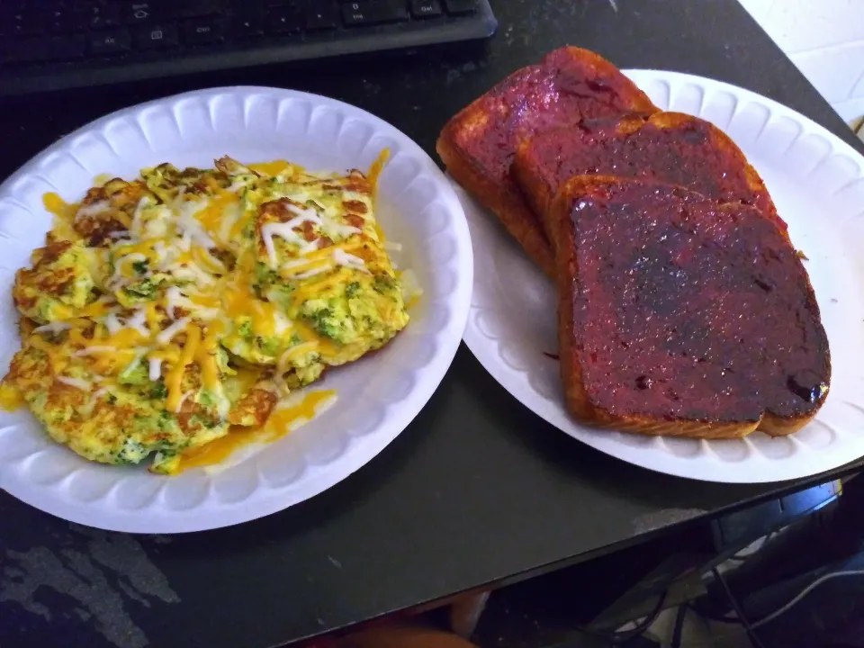 broccoli n egg stir w toast|joanna mooreさん