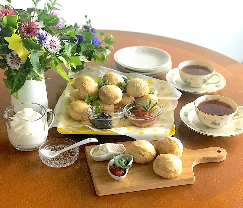 Snapdishの料理写真:Scones with Fresh cream & jams|Iggywiggyさん