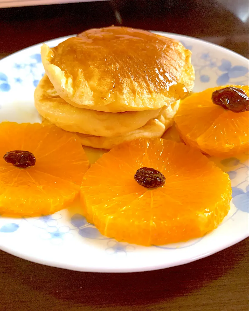 Snapdishの料理写真:スフレパンケーキ🥞オレンジ添え🍊|みっこちゃんさん