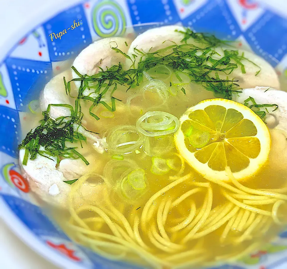 このボリュームで一人前195kcal.❗️サラダチキンと蒟蒻麺でヘルシー鶏塩ラーメン🍜|パパ氏さん