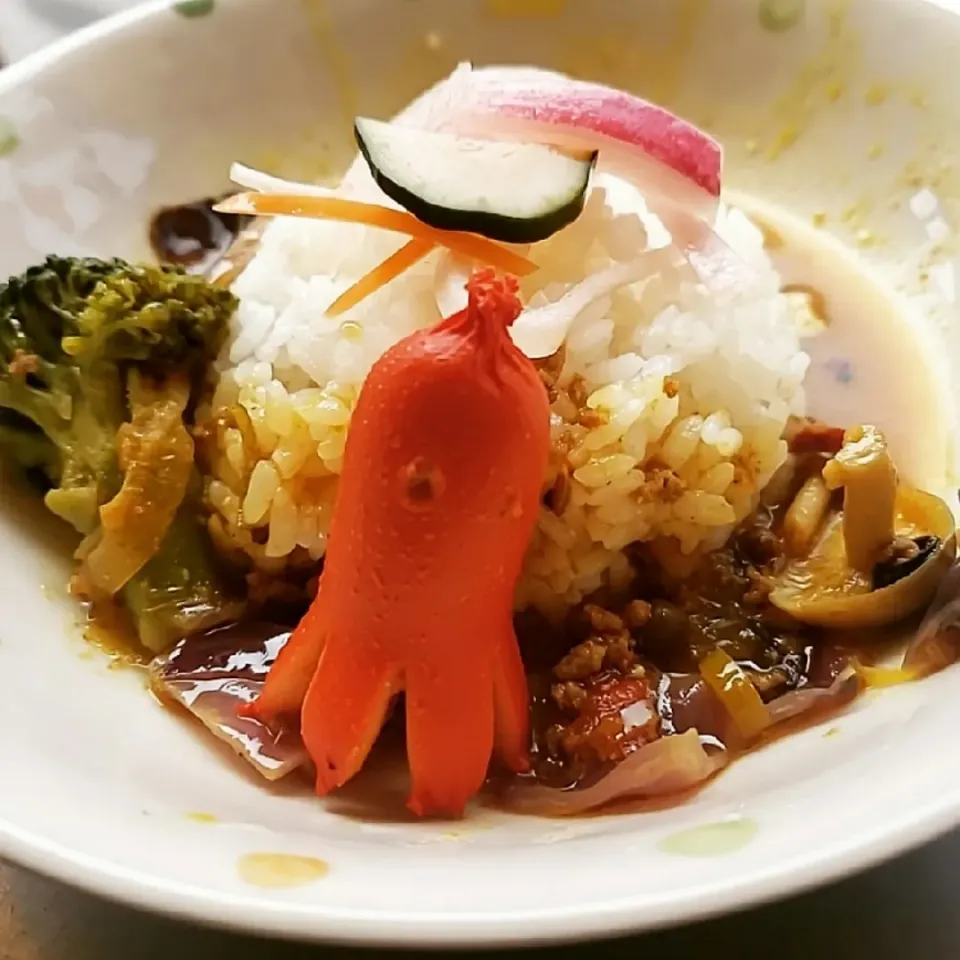 ブロッコリーとレッドキャベツとシメジの牛キーマカレーinタコさんウインナー🐙|ふじわらたくやさん