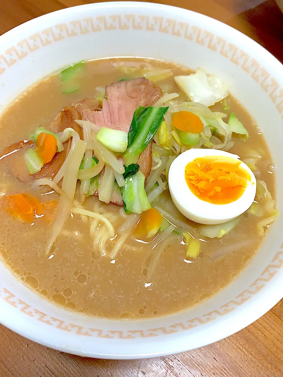 Snapdishの料理写真:5/4 シェフ見習い　に作ってもらった　豚骨醤油ラーメン　父ちゃんはゆで卵だけ笑|Mzkさん