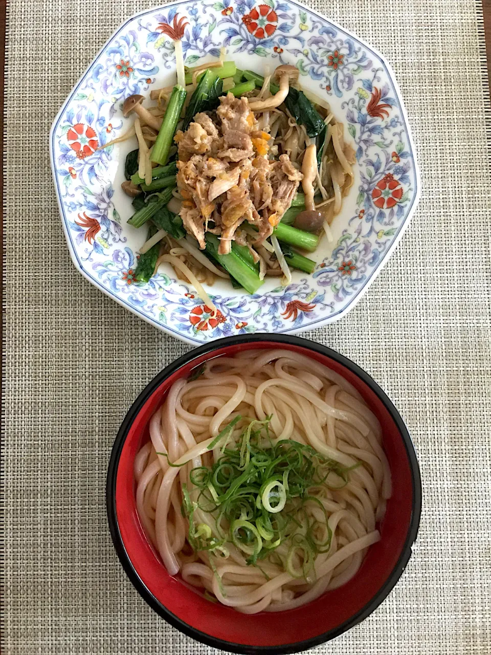 Snapdishの料理写真:讃岐うどん 小松菜とキノコのバター醤油炒め プルドポーク乗せ|浜@ちゃんさん