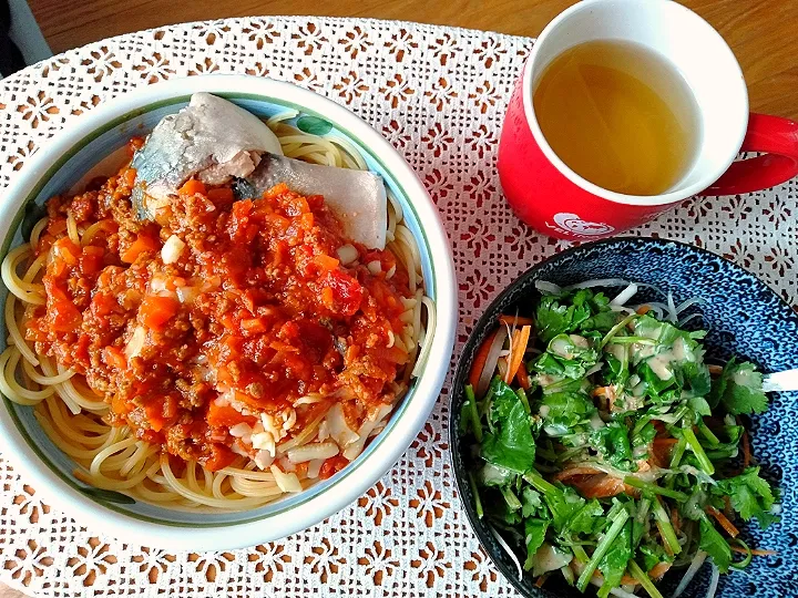 ミートソースパスタとパクチーサラダ|junjunさん