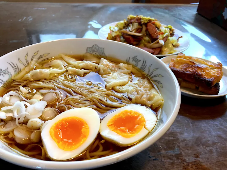 Snapdishの料理写真:#飯田商店 の『お土産かけらぁ麺』を使って玉子海老ワンタン麺|Shiny1022さん