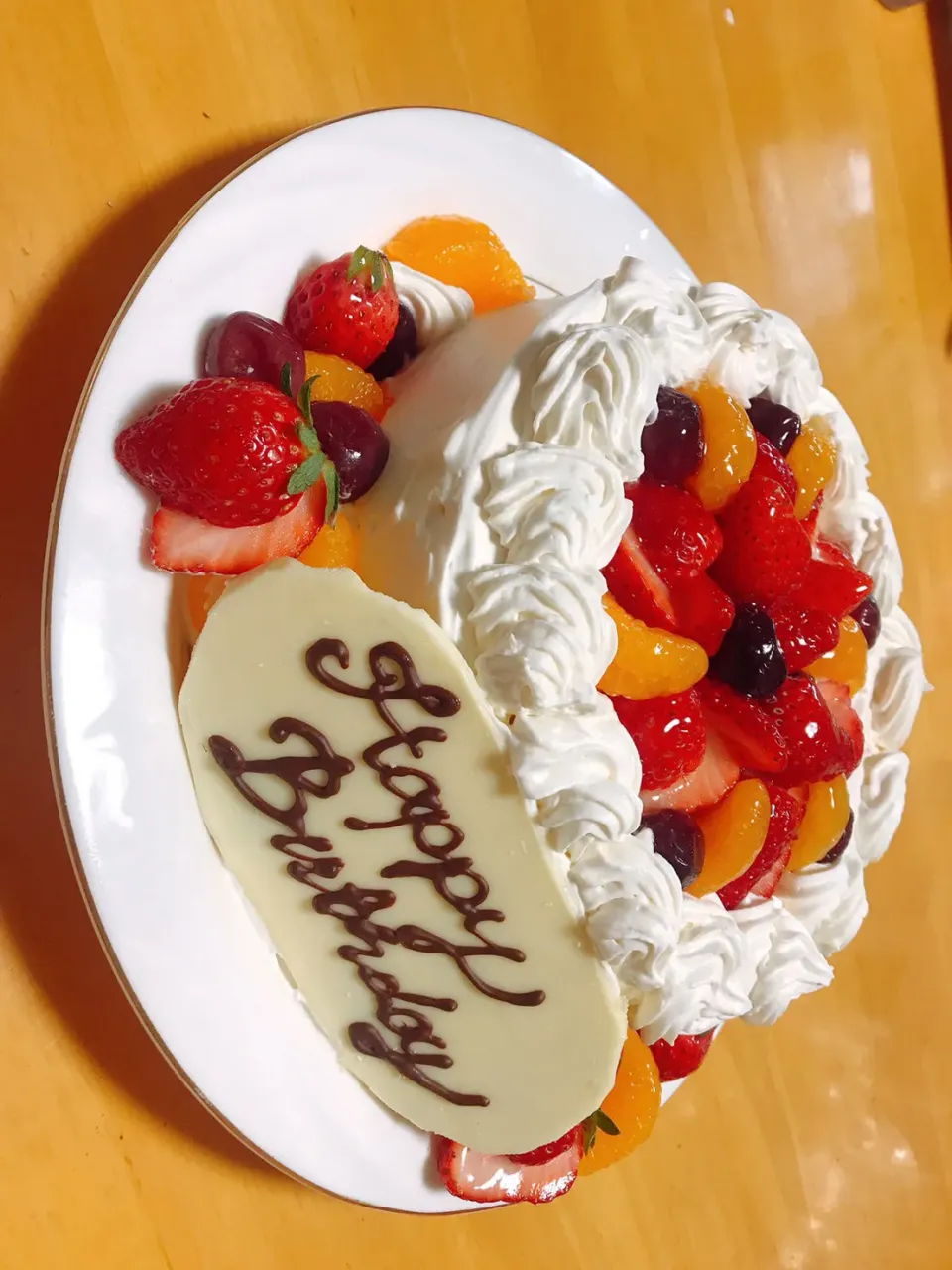 Snapdishの料理写真:下の娘から上の娘へ手作りお誕生日ケーキです🎂|りゅうママさん