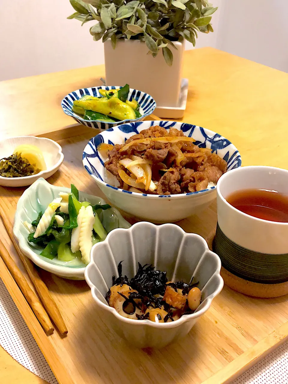 Snapdishの料理写真:焼肉丼　たたききゅうりのラー油和え　分葱の酢味噌和え　ひじきの煮物|エトフさん