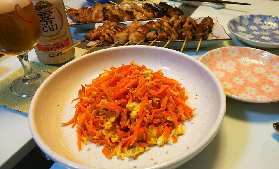 Snapdishの料理写真:にんじん🥕しりしり～テイクアウトの焼き鳥と一緒に🎵|オレンジチョコさん