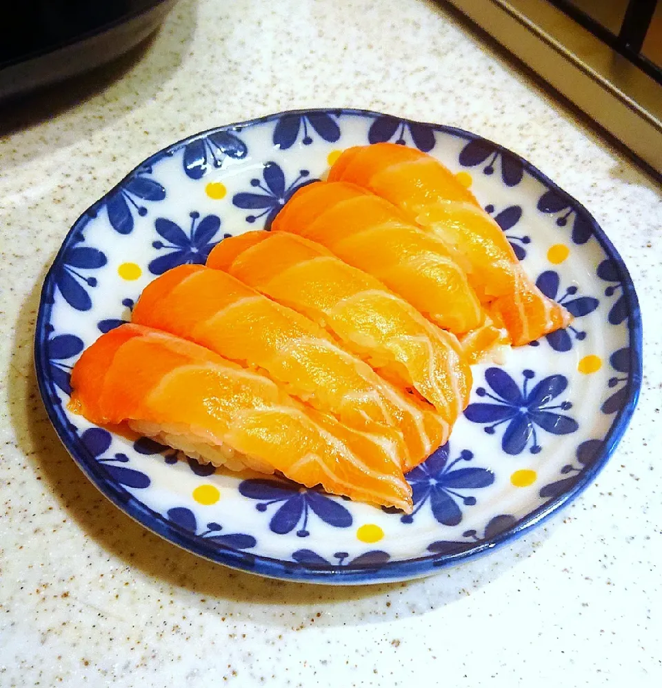 毎度のサーモン握り🍣
#サーモン見たら買ってしまう😆
#ノルウェー産アトランティックサーモン
#お寿司屋さんごっこの日々(笑)
#下ごしらえも記憶しましたw
#載せ忘れた分です😅
#まさかの使ってる皿がかぶった～
#5/1夕食|GGGさん