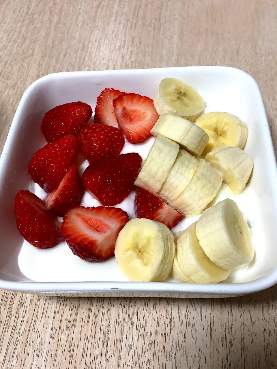 Snapdishの料理写真:フルーツヨーグルト🍓🍌|mayuさん