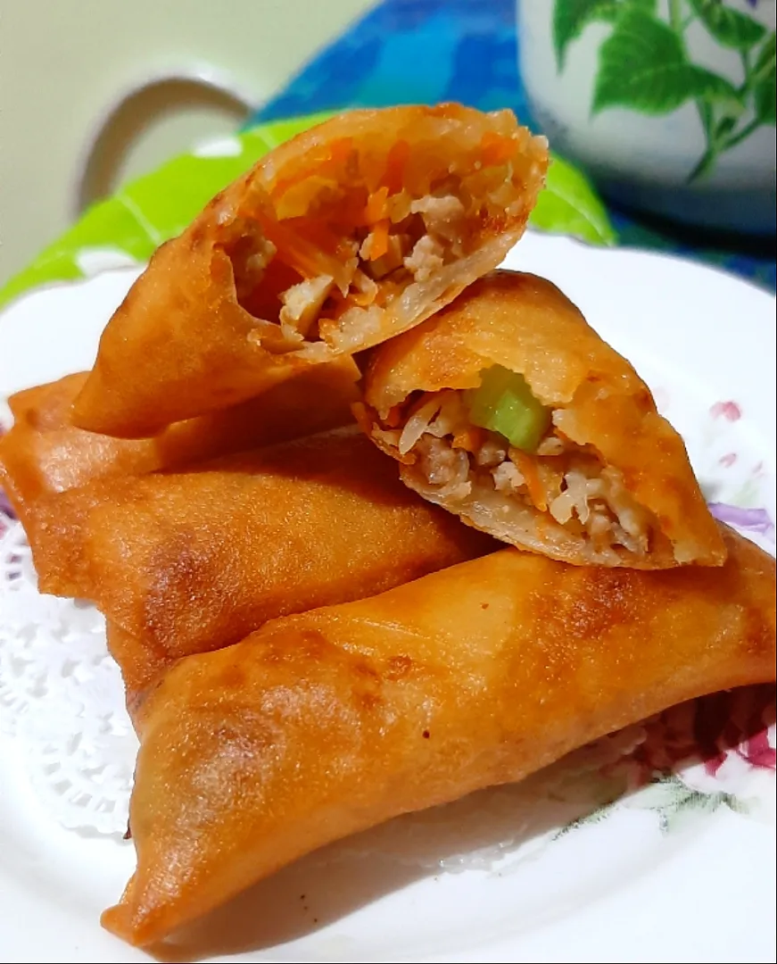 Fried Spring roll (popia) 
~ filled with mince chicken, carrots, button mushrooms n turnips (sengkuang)|ģřãçîöůşさん