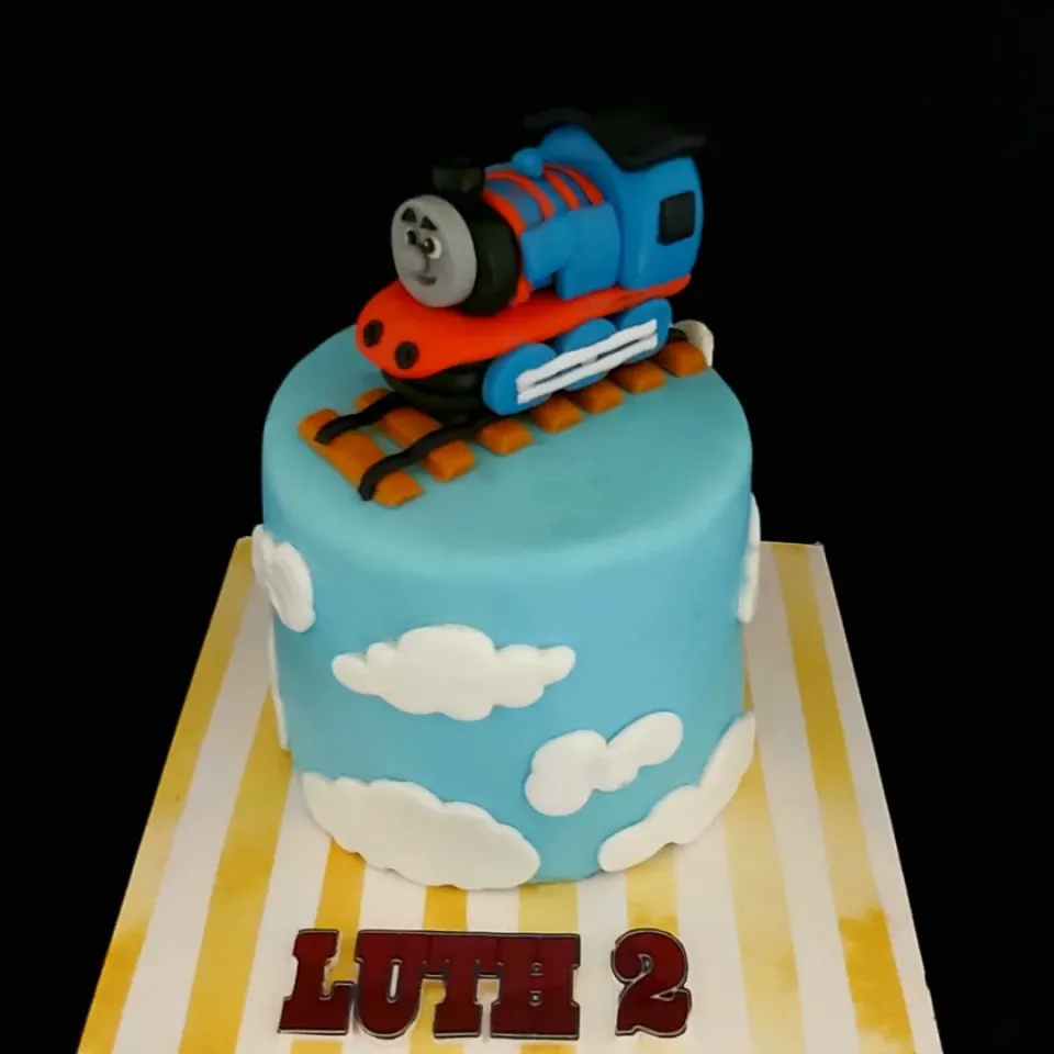 Snapdishの料理写真:♡ Thomas the Train

Made of 1/2 kg chocolate sponge. Layered with chocolate ganache and crushed Kit Kat. Frosted in chocolate swiss buttercream. Covered in fond|zakicakesさん