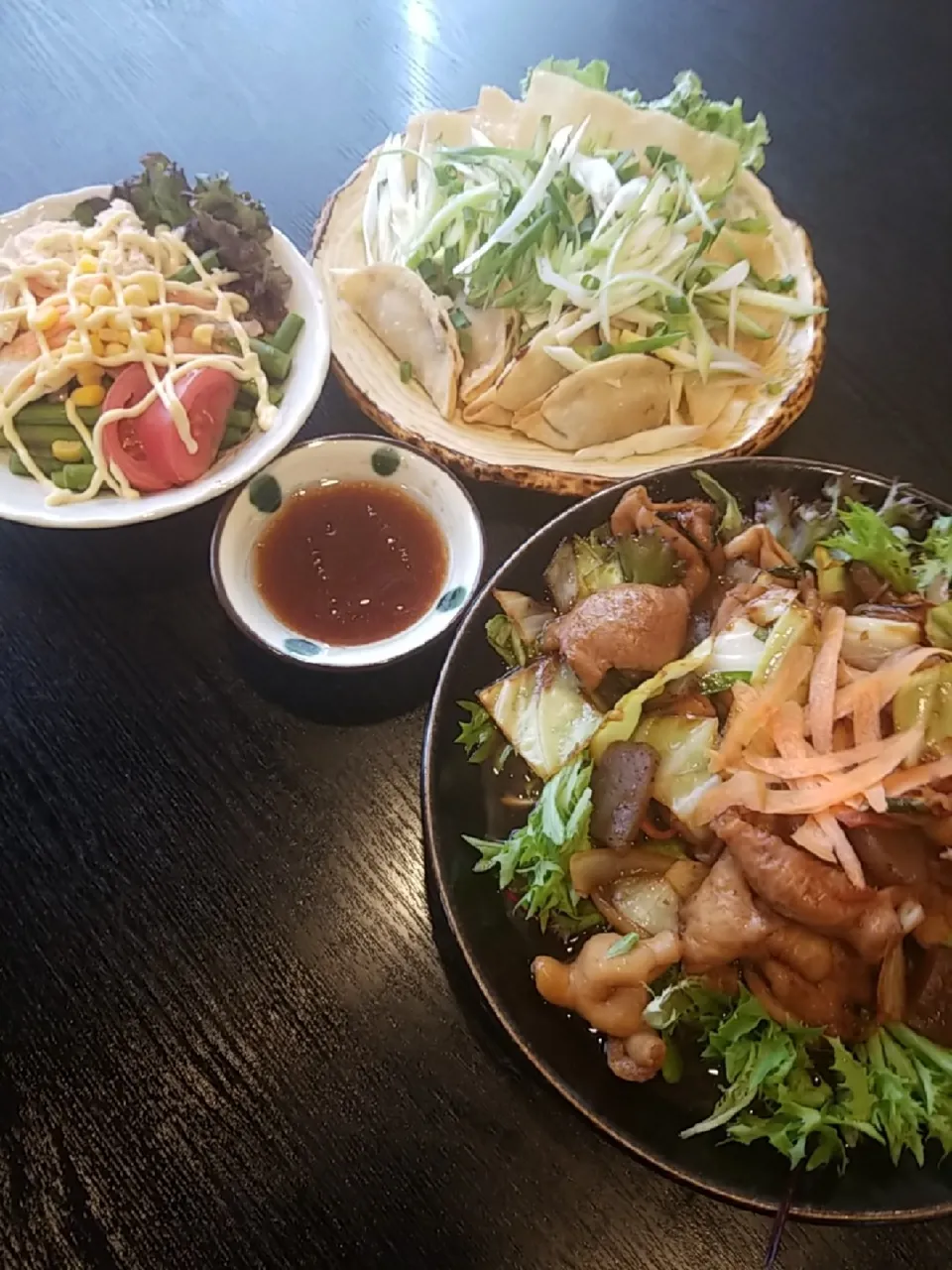 アスパラサラダ＆揚げ餃子・揚ワンタン＆野菜たっぷりもつ焼き甘だれ|KANAさん