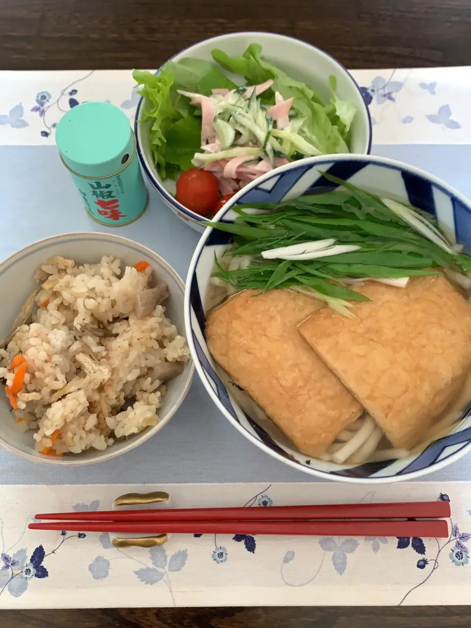 Snapdishの料理写真:浪花めし‼️きつねうどんとかやくご飯❣️|tamemitiさん