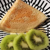 Snapdishの料理写真:Pancake with honey n kiwis🥝|Is_Linさん