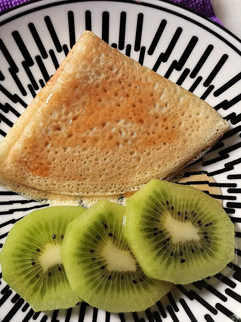 Pancake with honey n kiwis🥝|Is_Linさん