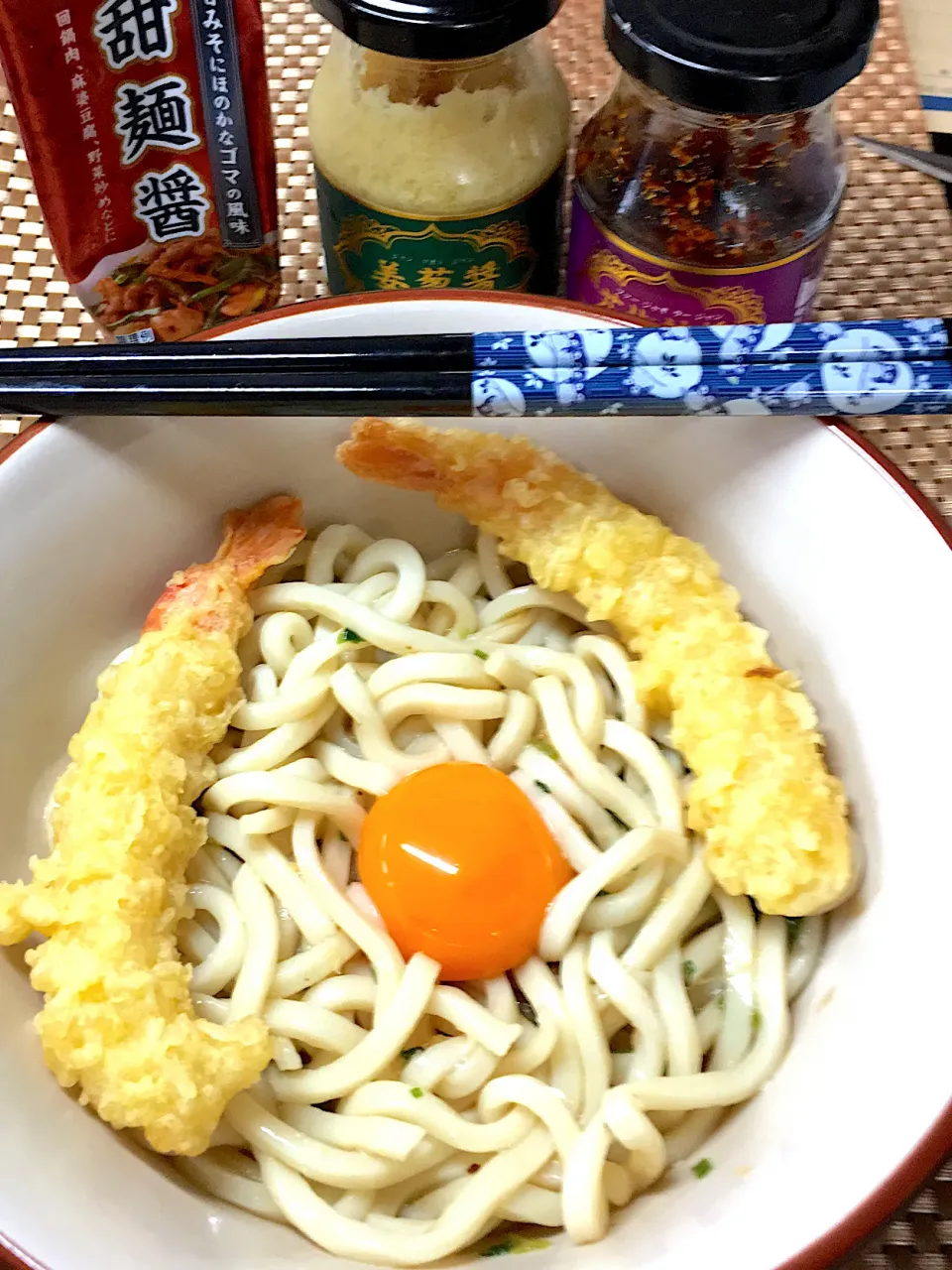 釜玉辛玉うどん　海老天乗せ|すくらんぶるえっぐさん