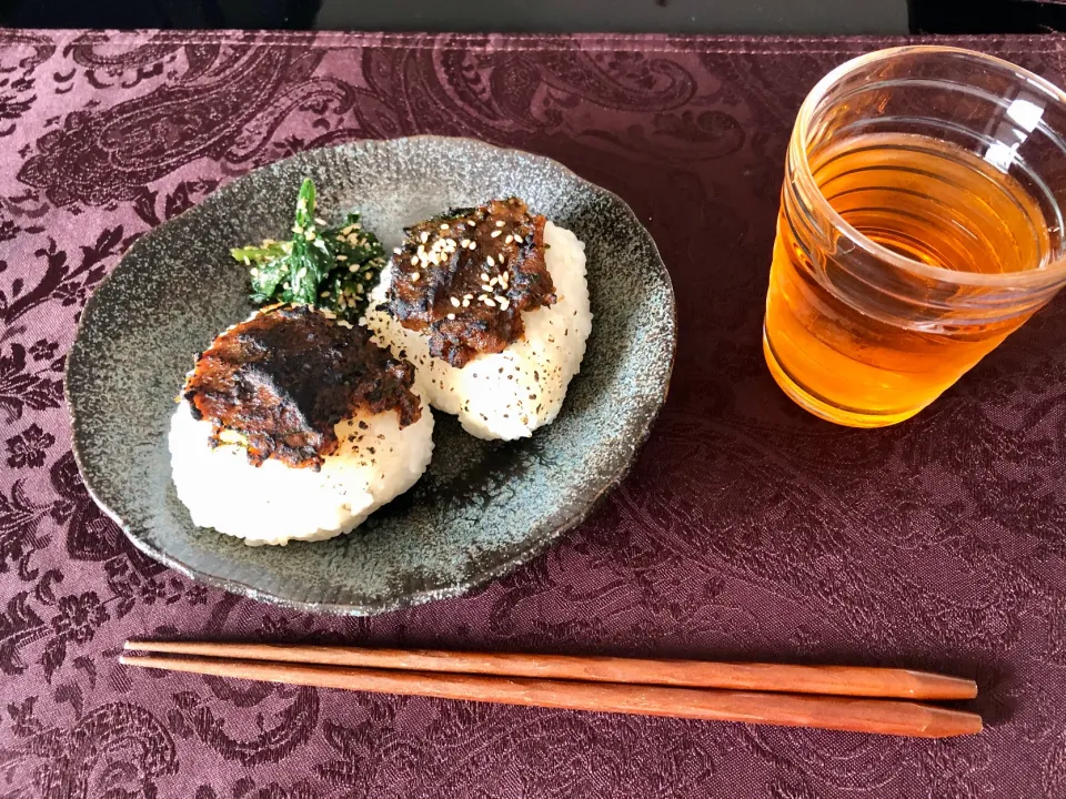 Snapdishの料理写真:大葉味噌で焼きおにぎり🍙|csigapogiさん