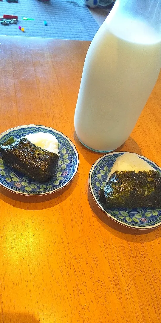 10時の…おやつ？！ではないか^^;
味付け海苔だけ食べようとするおチビ達にそれやったら🍙したるから！！って作ったけど、飲み物牛乳って小学校の時の給食思い出した！|ゆうちゃんさん