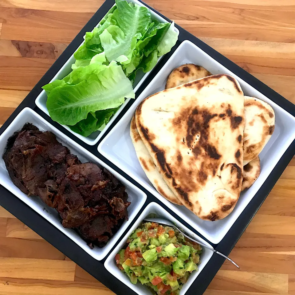 A simple lunch of grilled beef and pork shabu slices, avocado & tomato salsa and naan bread as a wrap 😋👍🏻|mini by minitさん