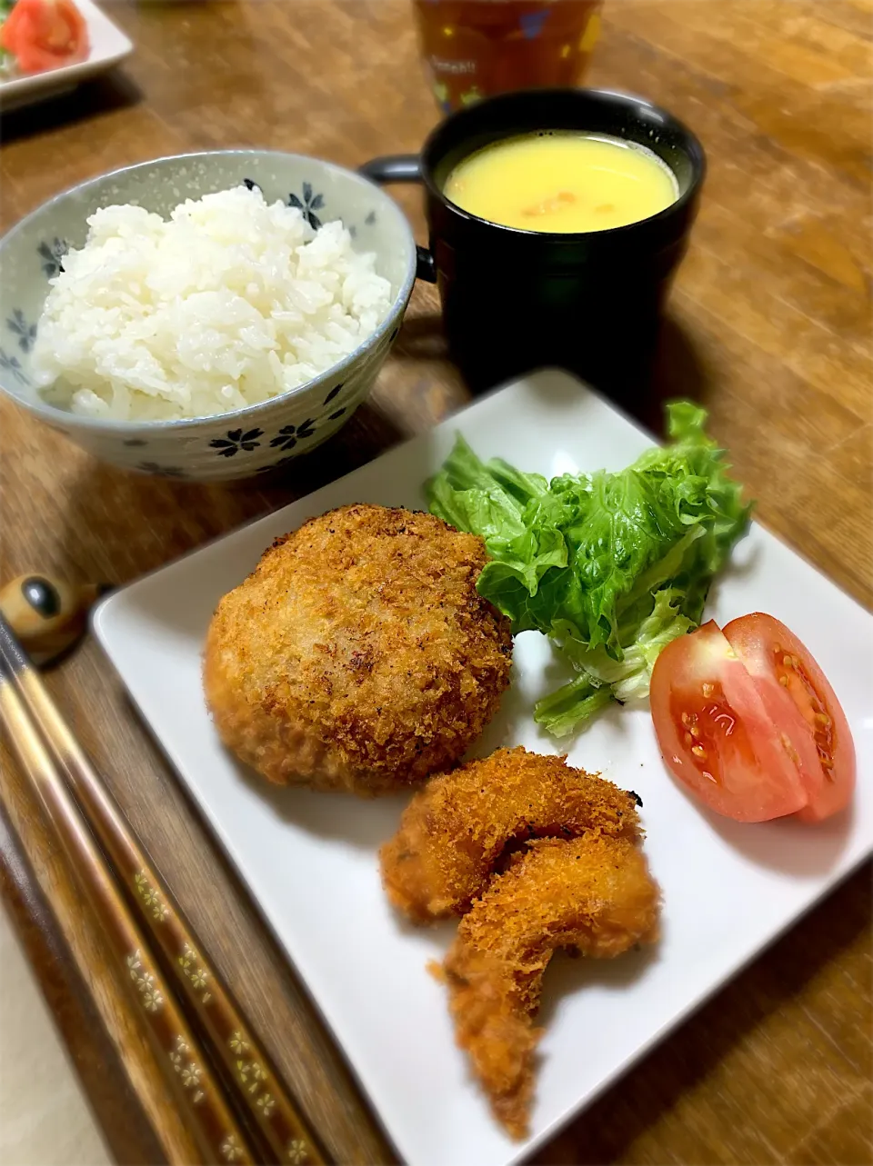 Snapdishの料理写真:メンチカツ・エビフライ・サラダ・コーンスープ・ご飯|ちびろ菌さん