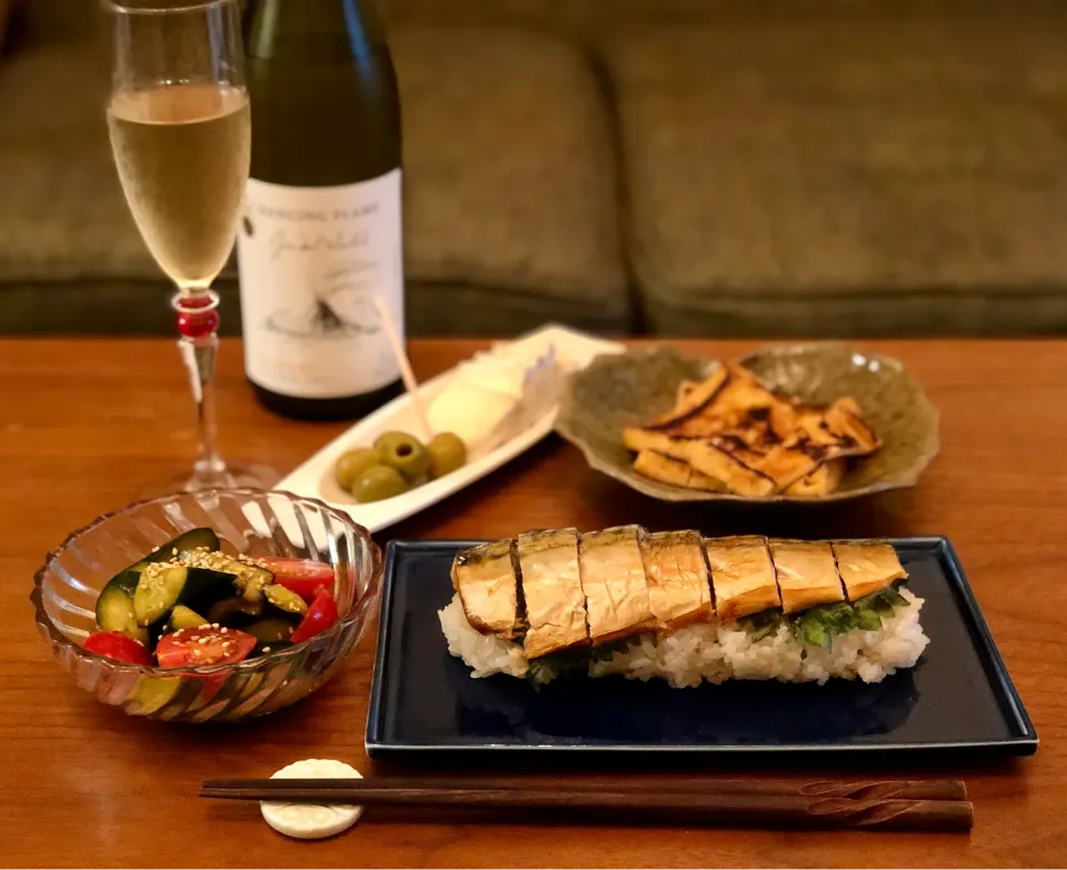 焼き鯖寿司、柚子胡椒味噌漬け油揚げ、きゅうりのピリ辛浅漬けで家飲み　　　　　　Grilled mackerel sushi|マユマユさん