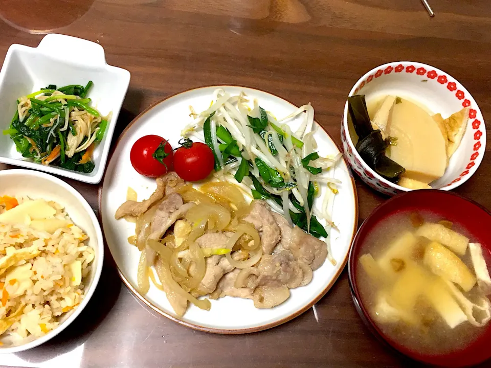 豚の生姜焼き もやしとニラの塩胡椒炒め なめこと豆腐の味噌汁 たけのこの煮物 ほうれん草とえのきのおひたし たけのこご飯|おさむん17さん