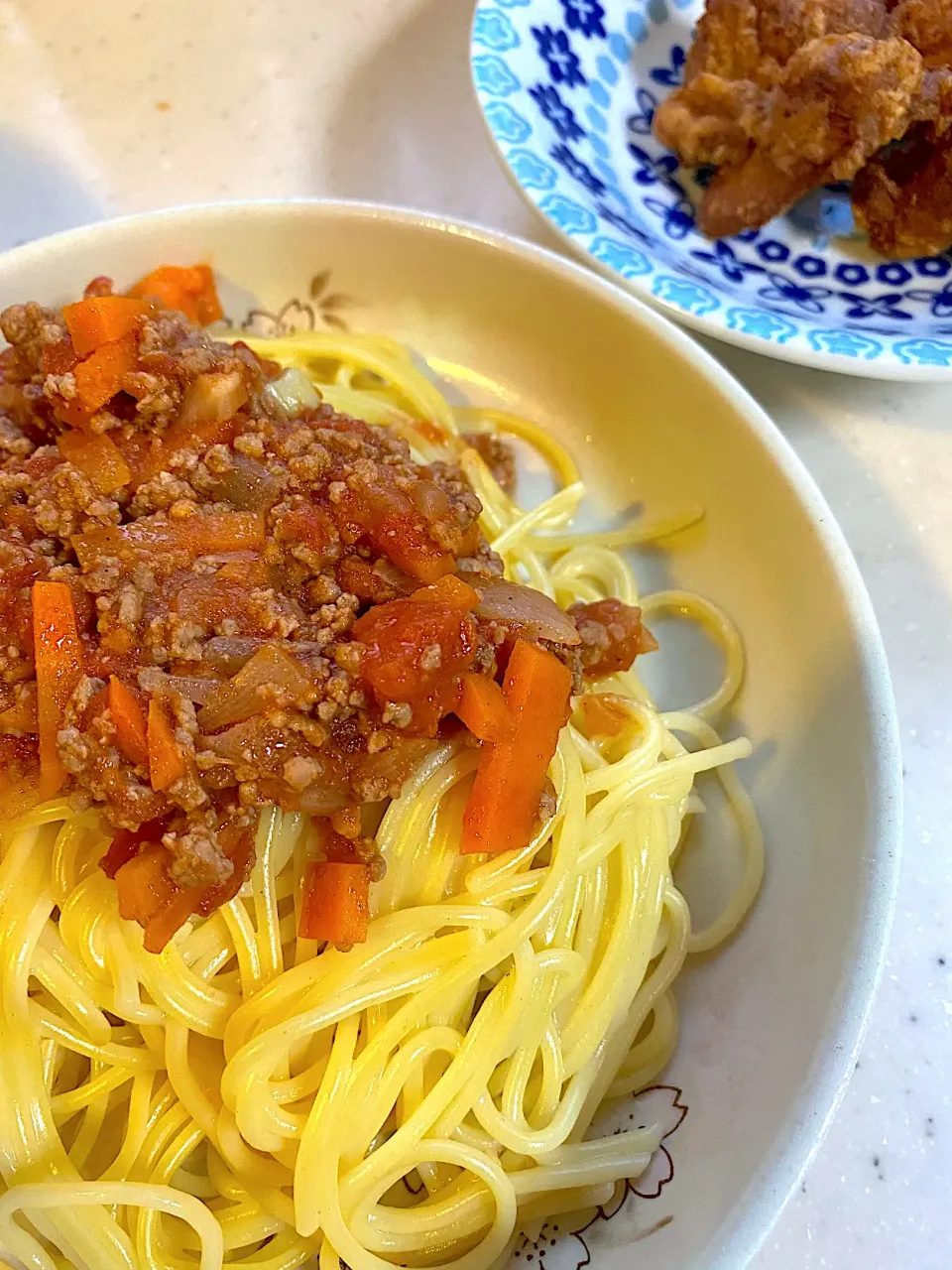 ミートソーススパゲティと唐揚げ|ビスケットさん