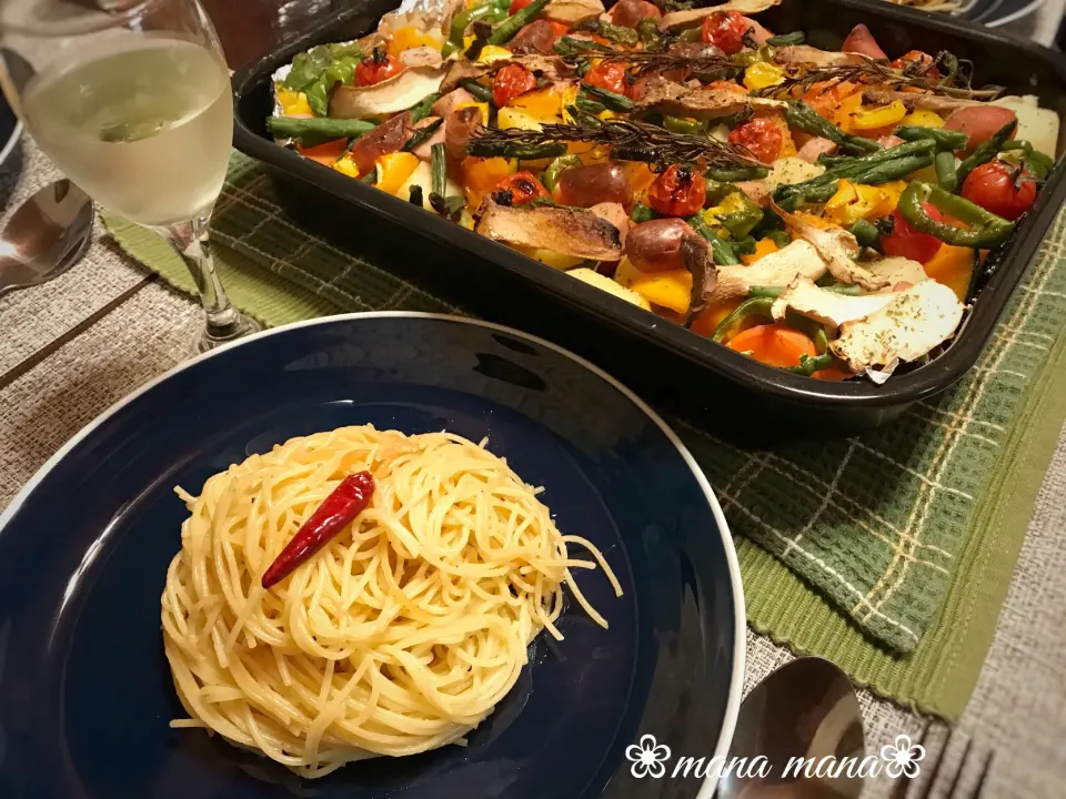 Snapdishの料理写真:STAYHOME＊ぎゅうぎゅう焼きとペペロンチーノ|まなまな♡さん