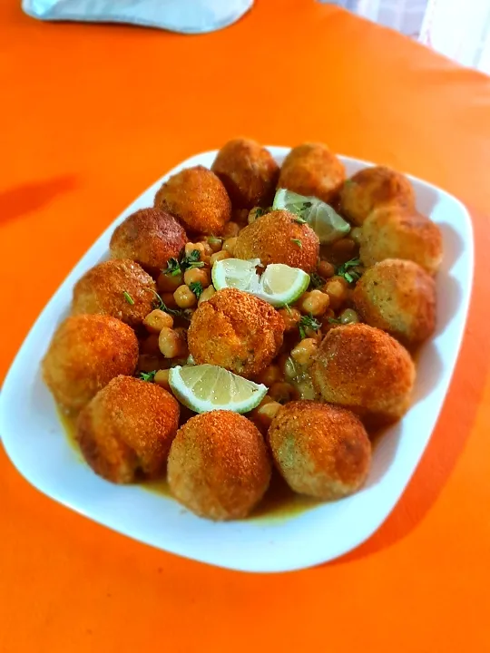 potato balls with cheese and chickpeas sauce|Amina Maaさん