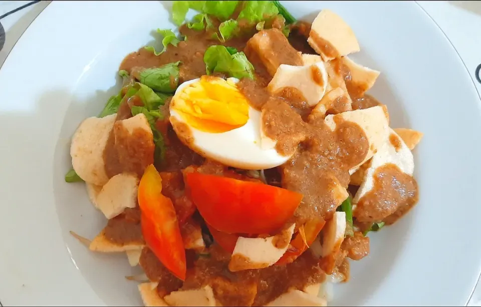 Snapdishの料理写真:Indonesian salad with peanut dressing "gado-gado"|djjuliさん