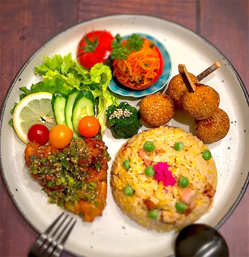 今日は炊飯器でチャーハン(ㅅ´ ˘ `)簡単美味しい失敗ナシ✨鶏胸肉の甘酢ネギダレがらめとカボチャのチーズ入り団子、人参のサラダを添えてワンプレートに　　(﹡´◡`﹡ )|AXさん